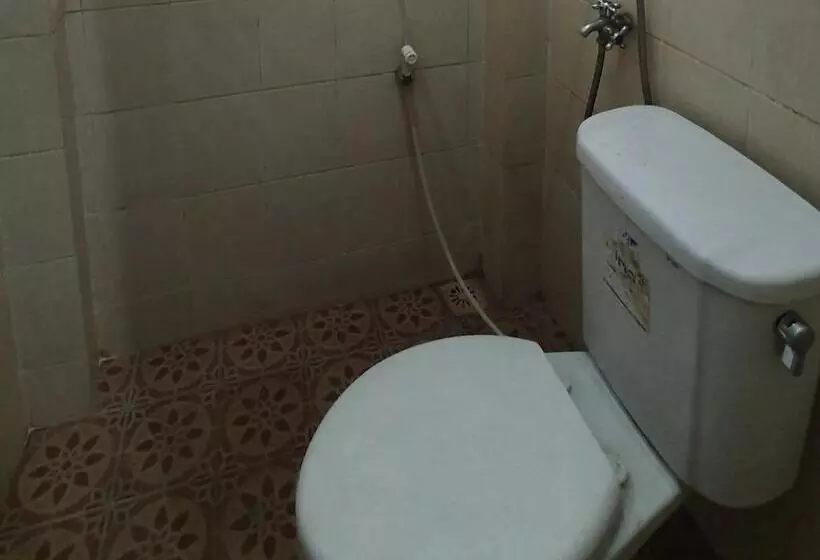 ホテル Anind Guest House Near Museum Angkut Batu Redpartner