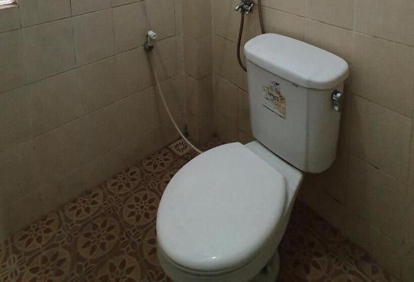 Hotell Anind Guest House Near Museum Angkut Batu Redpartner