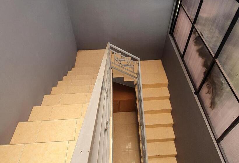 Hotell Anind Guest House Near Museum Angkut Batu Redpartner