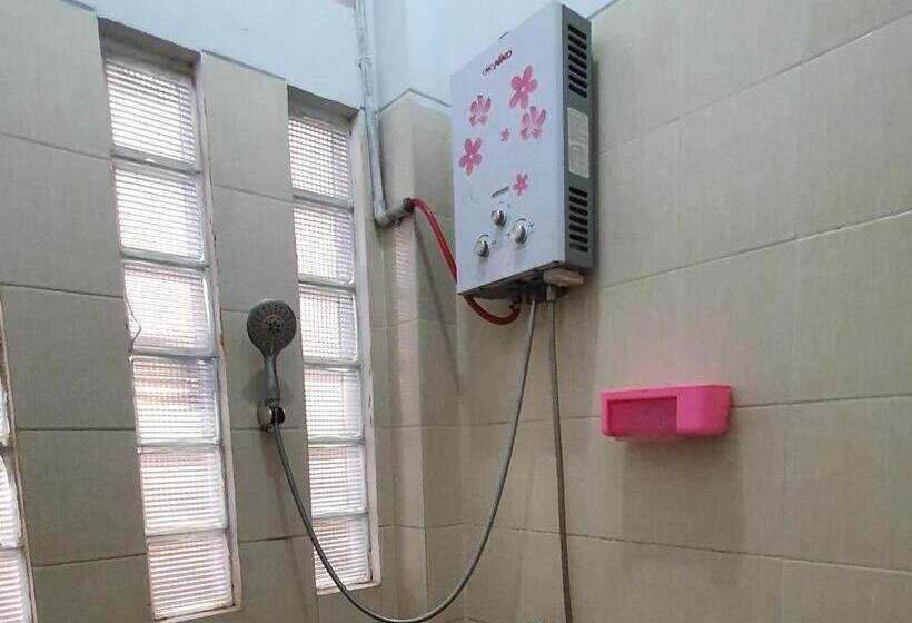 Hotell Anind Guest House Near Museum Angkut Batu Redpartner