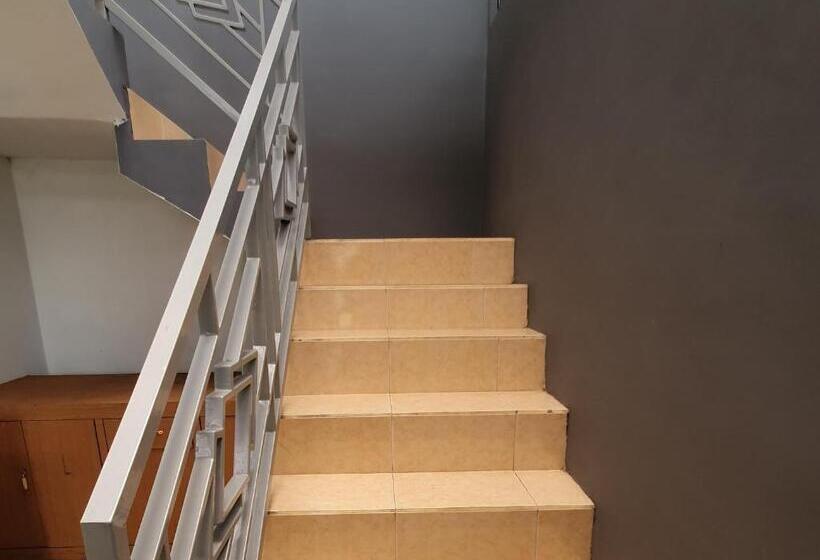 Hotell Anind Guest House Near Museum Angkut Batu Redpartner