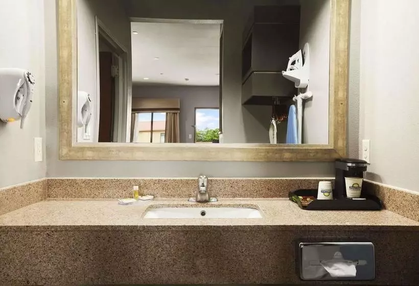 ホテル Days Inn & Suites By Wyndham Houston Northspring