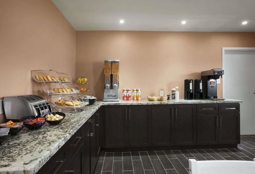 בית מלון כפרי Knights Inn Orangeville