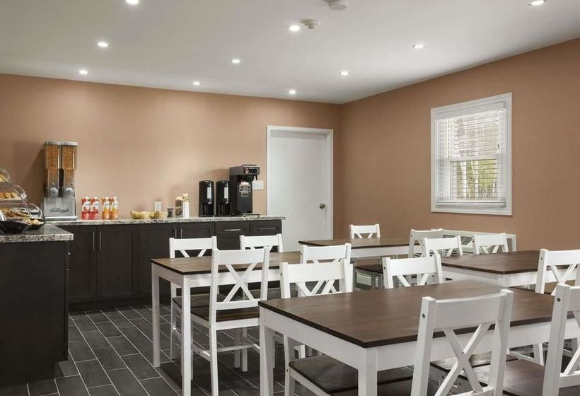 בית מלון כפרי Knights Inn Orangeville