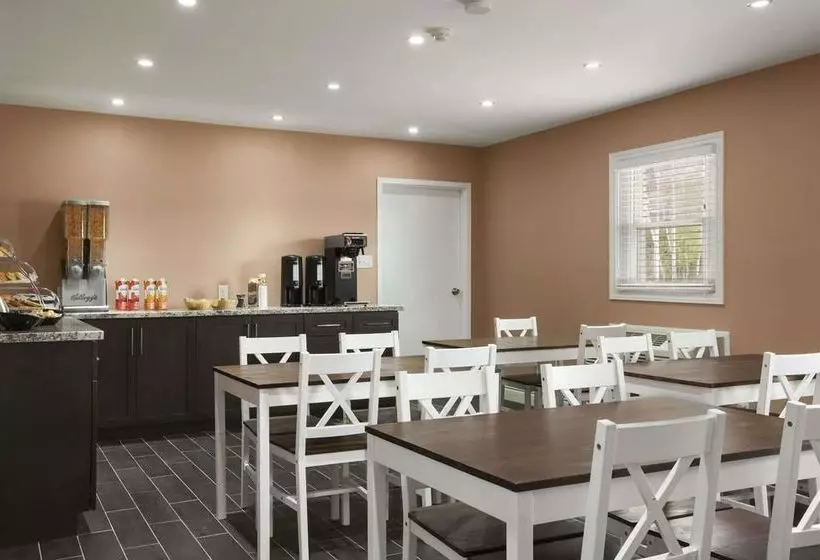 Hotelli Knights Inn Orangeville