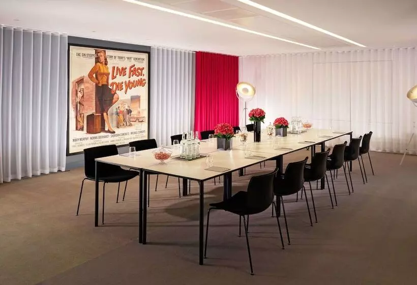 בית מלון כפרי Sea Containers London