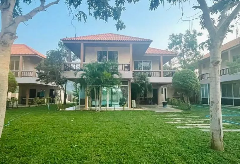 استراحتگاه แสงหิรัญ บีช รีสอร์ท