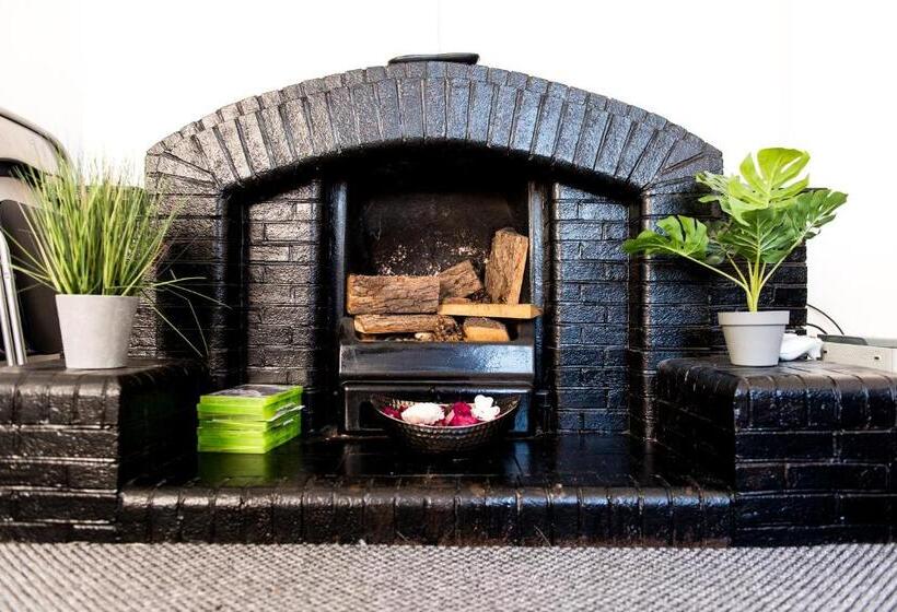 Characterful 2 Bed Apartment   Spacious & Comfy