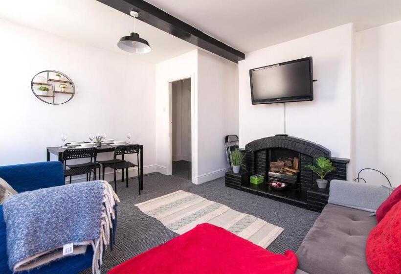 Characterful 2 Bed Apartment   Spacious & Comfy