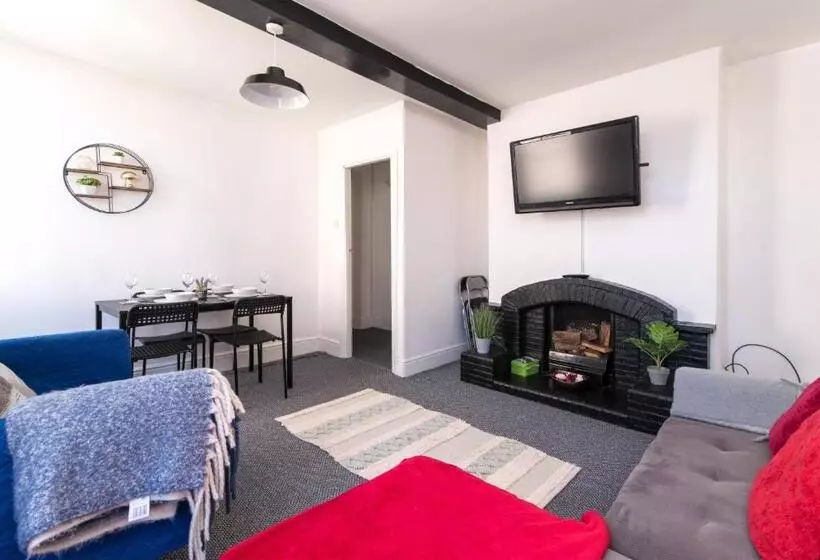 Characterful 2 Bed Apartment   Spacious & Comfy