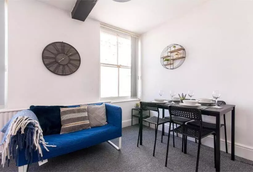 Characterful 2 Bed Apartment   Spacious & Comfy