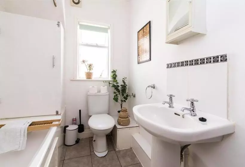 Characterful 2 Bed Apartment   Spacious & Comfy