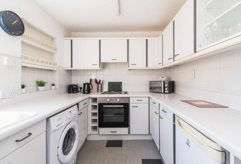 Characterful 2 Bed Apartment   Spacious & Comfy