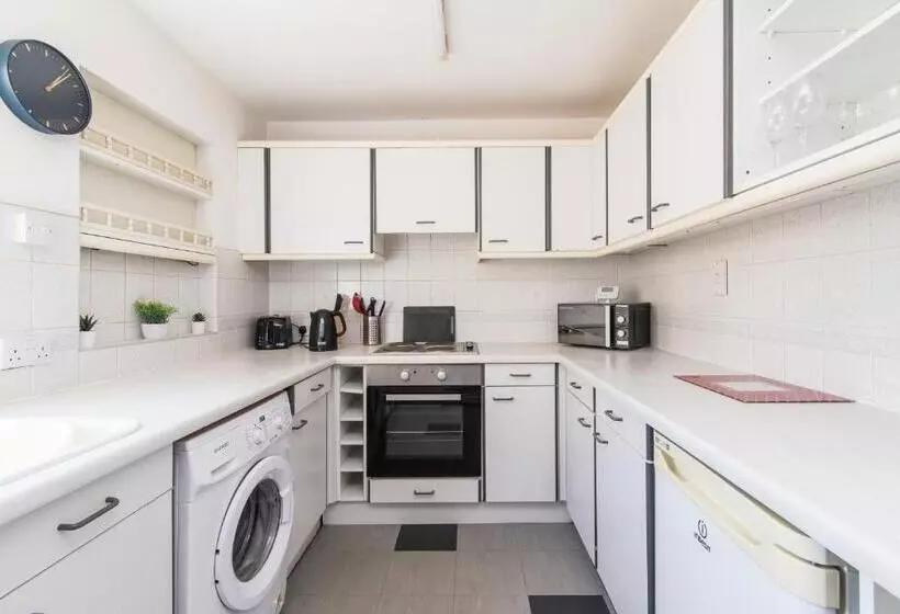 Characterful 2 Bed Apartment   Spacious & Comfy