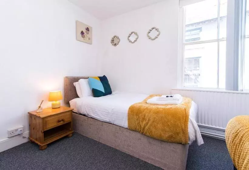 Characterful 2 Bed Apartment   Spacious & Comfy