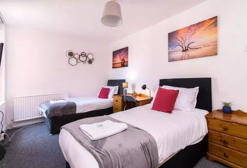 Characterful 2 Bed Apartment   Spacious & Comfy