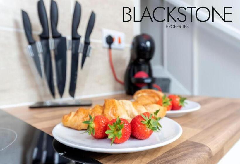 Cheerful One Bedroom House, With On Street Parking By Bpne