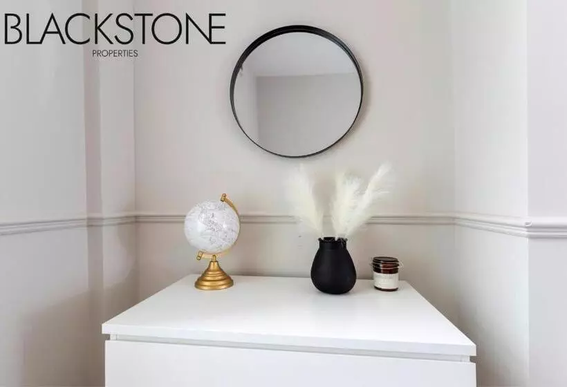 Cheerful One Bedroom House, With On Street Parking By Bpne