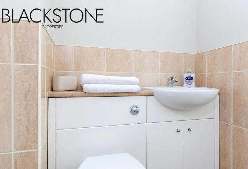 Cheerful One Bedroom House, With On Street Parking By Bpne