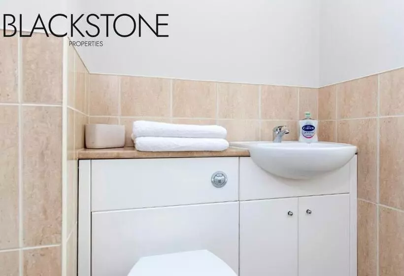 Cheerful One Bedroom House, With On Street Parking By Bpne