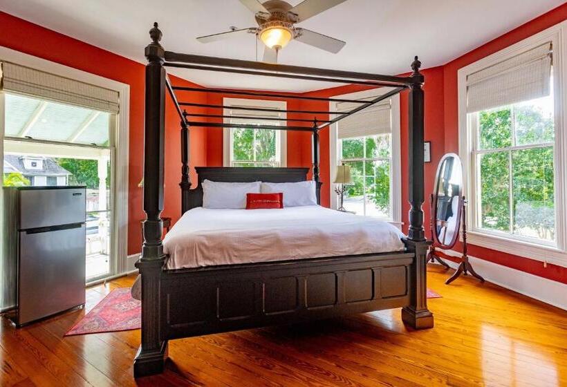 Bed and Breakfast Anticipation Room In Camellia Rose Inn Downtown