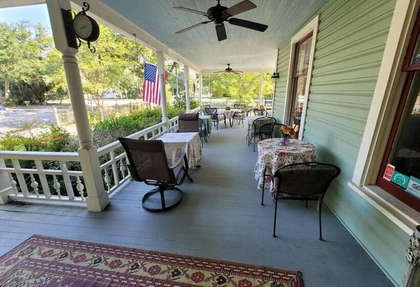 Bed and Breakfast Anticipation Room In Camellia Rose Inn Downtown