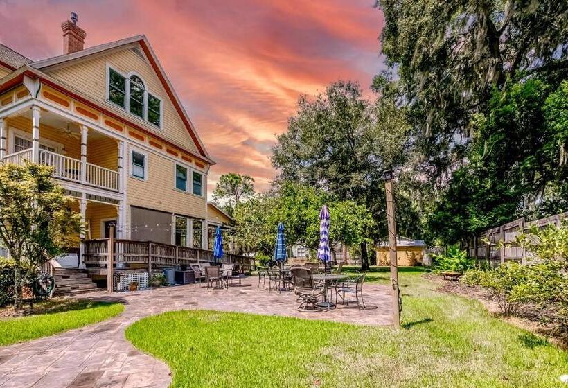 Bed and Breakfast Anticipation Room In Camellia Rose Inn Downtown