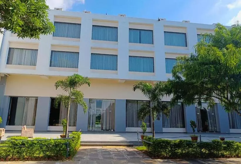 Hotel Savitri Resort