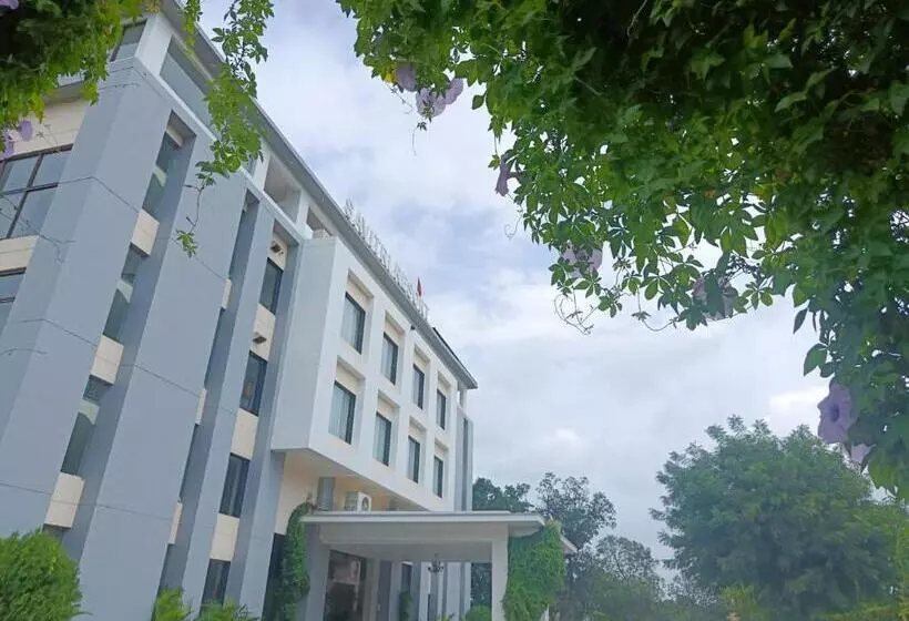Hotel Savitri Resort
