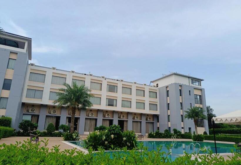 Hotel Savitri Resort