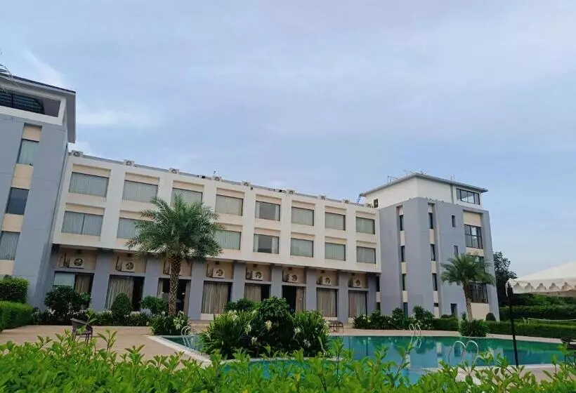 Hotel Savitri Resort