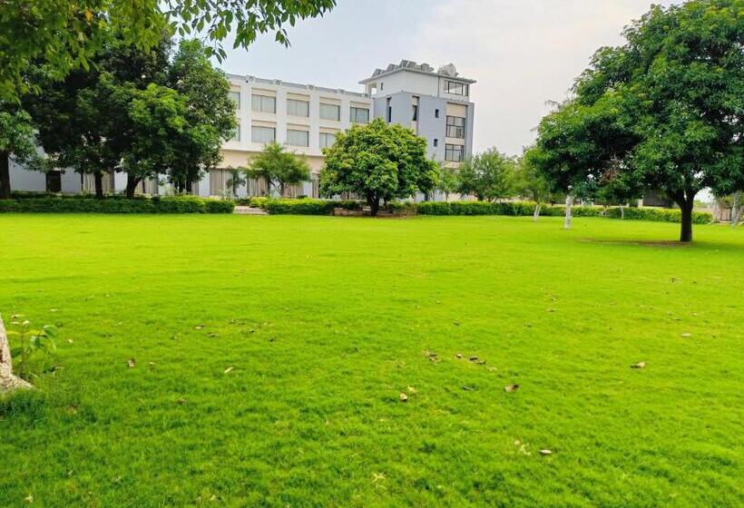 Hotel Savitri Resort