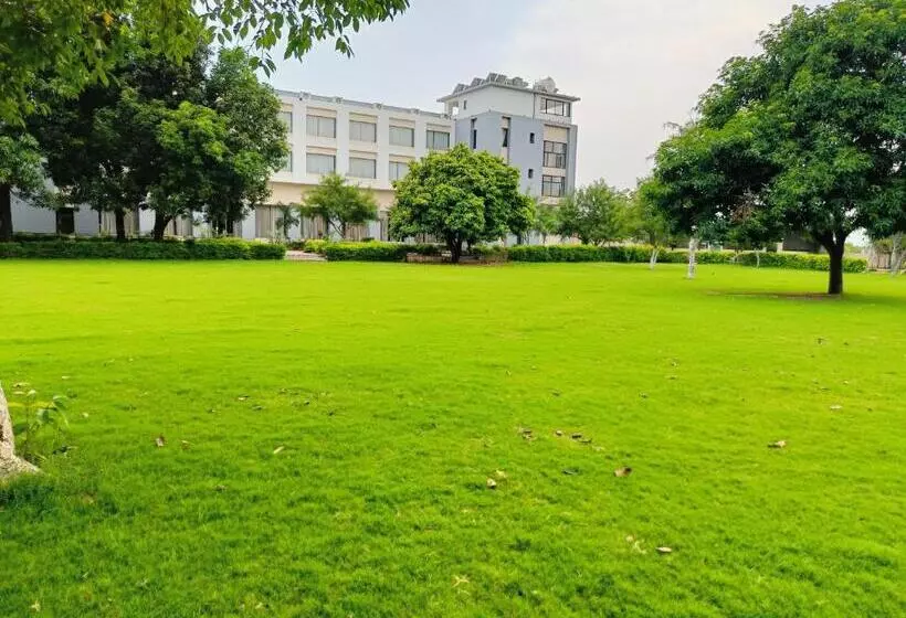 Hotel Savitri Resort