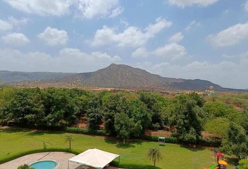 Hotel Savitri Resort