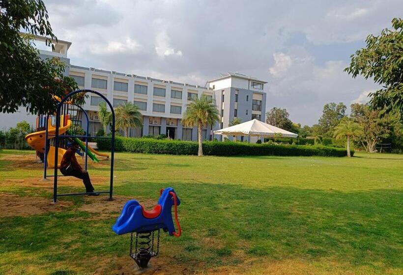 Hotel Savitri Resort