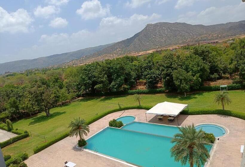 Hotel Savitri Resort