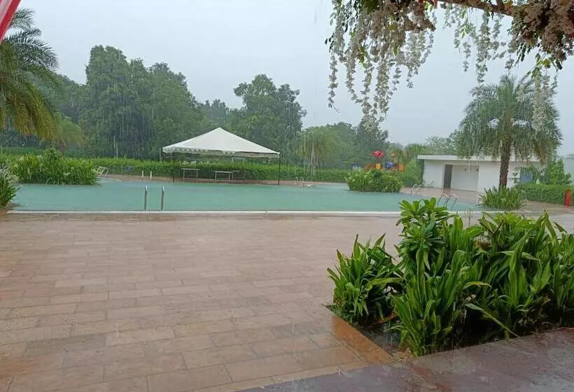 Hotel Savitri Resort