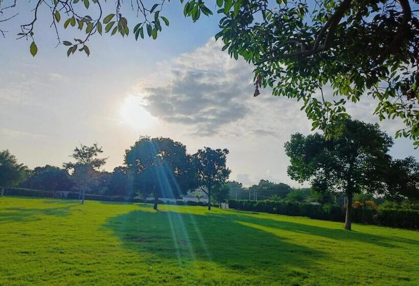 Hotel Savitri Resort