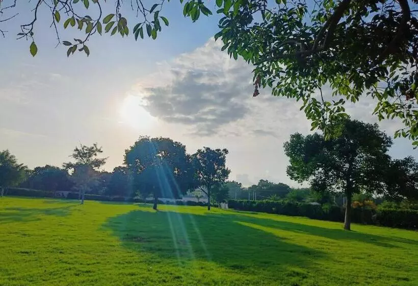 Hotel Savitri Resort