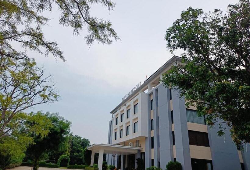Hotel Savitri Resort