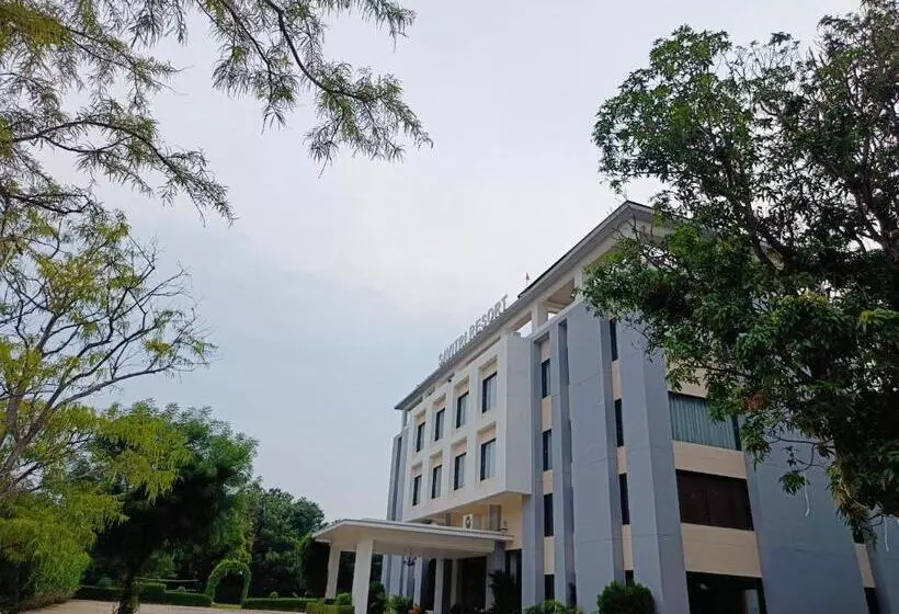 Hotel Savitri Resort