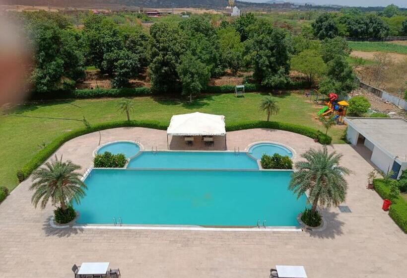 Hotel Savitri Resort