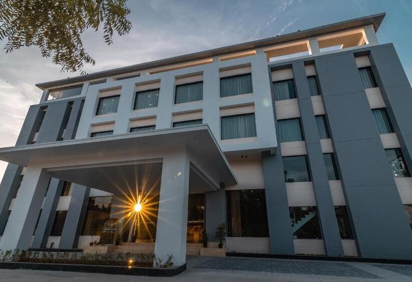 Hotel Savitri Resort