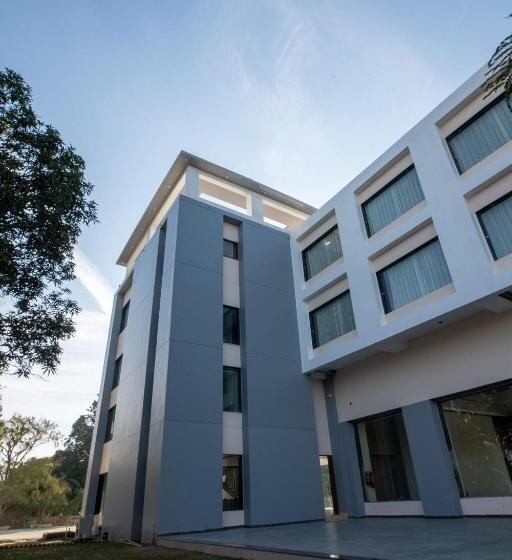 Hotel Savitri Resort