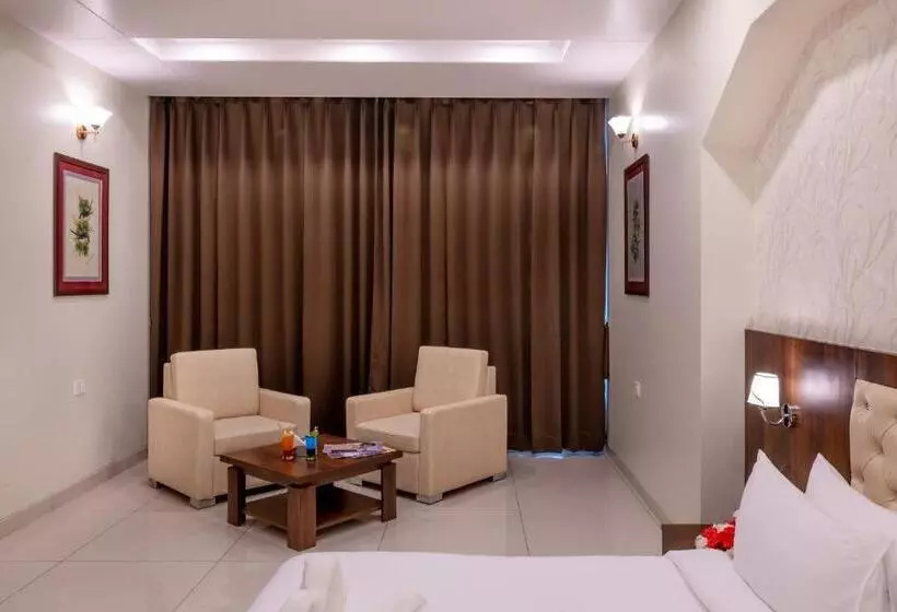 Hotel Savitri Resort