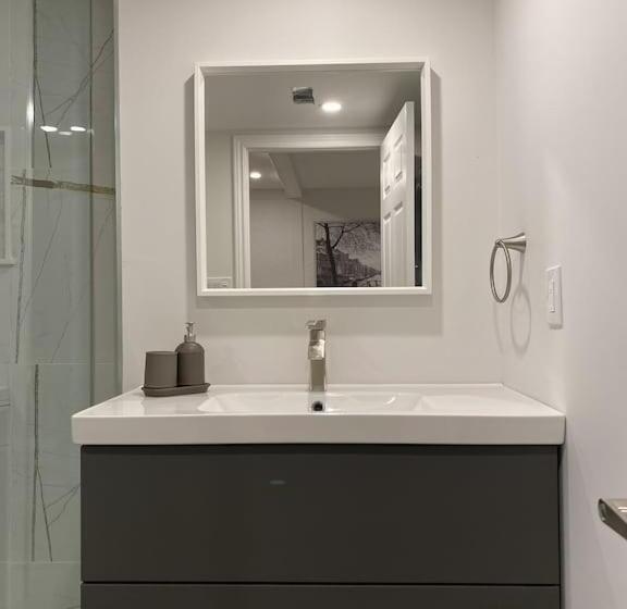 Luxurious And Spacious Apartment With 2 Bedrooms And 2 Baths