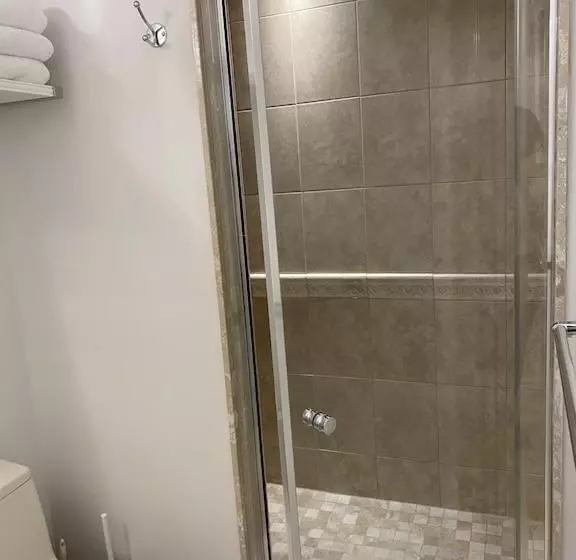 Luxurious And Spacious Apartment With 2 Bedrooms And 2 Baths