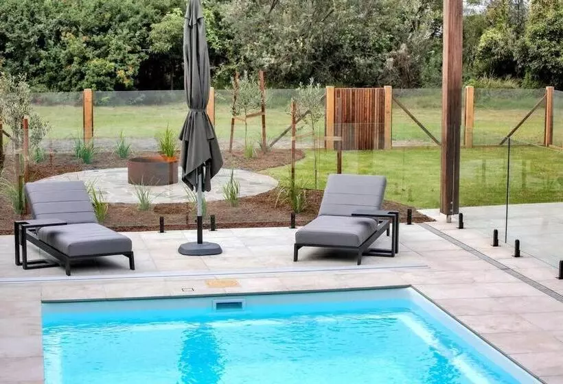 Beachfront Escape   6 Bedroom, Pool & Beach Access