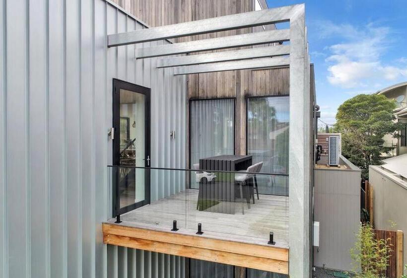 Beachfront Escape   6 Bedroom, Pool & Beach Access