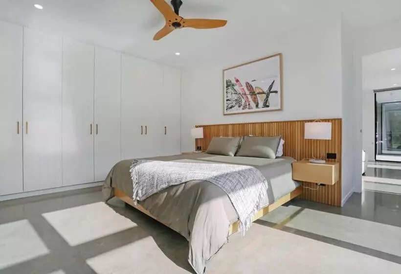 Beachfront Escape   6 Bedroom, Pool & Beach Access